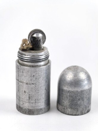 Feuerzeug aus Aluminium . Gesamthöhe 54mm, Funktion nicht geprüft, leer
