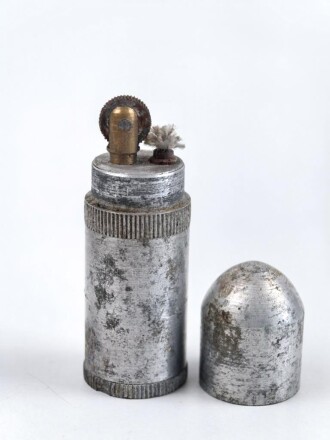 Feuerzeug aus Aluminium . Gesamthöhe 62mm, Funktion nicht geprüft, leer