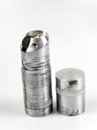 Feuerzeug aus Aluminium . Gesamthöhe 57mm, Funktion nicht geprüft, leer