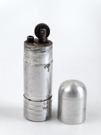 Feuerzeug aus Aluminium . Gesamthöhe 63mm, Funktion nicht geprüft, leer