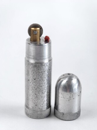 Feuerzeug aus Aluminium . Gesamthöhe 76mm, Funktion nicht geprüft, leer
