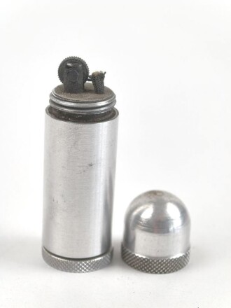 Feuerzeug aus Aluminium . Gesamthöhe 73mm, Funktion nicht geprüft, leer