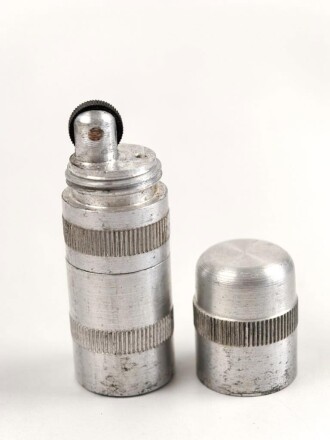Feuerzeug aus Aluminium . Gesamthöhe 62mm, Funktion nicht geprüft, leer