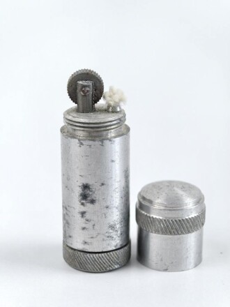 Feuerzeug aus Aluminium . Gesamthöhe 56mm, Funktion nicht geprüft, leer