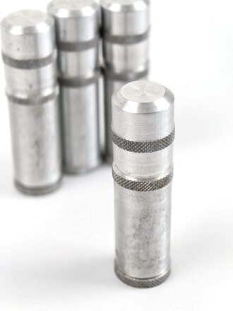 Feuerzeug aus Aluminium . Gesamthöhe 65mm, Funktion nicht geprüft, leer. Sie erhalten ein ( 1 ) Stück