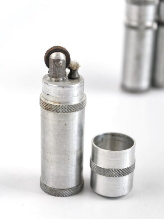 Feuerzeug aus Aluminium . Gesamthöhe 65mm, Funktion nicht geprüft, leer. Sie erhalten ein ( 1 ) Stück