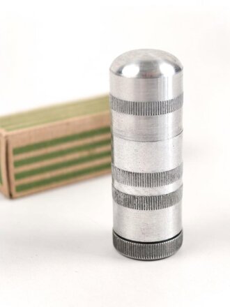 Feuerzeug aus Aluminium . Gesamthöhe 54mm, Funktion nicht geprüft, leer, in der originalen Umverpackung
