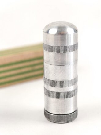 Feuerzeug aus Aluminium . Gesamthöhe 54mm, Funktion nicht geprüft, leer, in der originalen Umverpackung