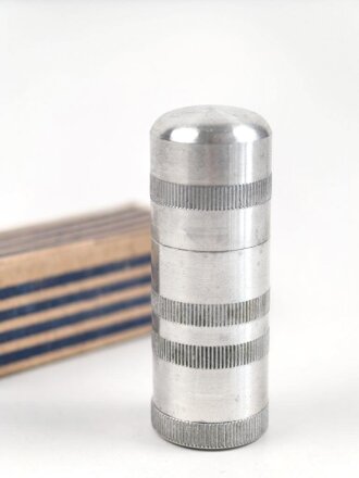 Feuerzeug aus Aluminium . Gesamthöhe 54mm, Funktion...