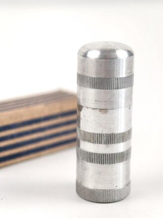 Feuerzeug aus Aluminium . Gesamthöhe 54mm, Funktion...