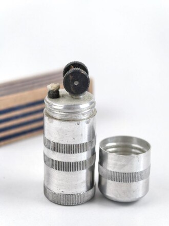 Feuerzeug aus Aluminium . Gesamthöhe 54mm, Funktion nicht geprüft, leer, in der originalen Umverpackung