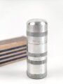 Feuerzeug aus Aluminium . Gesamthöhe 54mm, Funktion nicht geprüft, leer, in der originalen Umverpackung