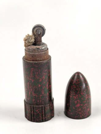 Feuerzeug aus Preßmasse . Gesamthöhe 68mm, Funktion nicht geprüft, leer