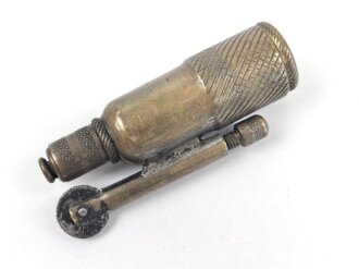 Feuerzeug aus Messing . Gesamthöhe 61mm, Funktion...