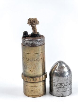 Feuerzeug aus Messing / Eisen . Gesamthöhe 73mm, Funktion nicht geprüft, leer