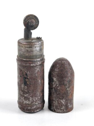 Feuerzeug aus Eisen . Gesamthöhe 60mm, Funktion nicht geprüft, leer