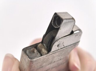 Feuerzeug aus Metall . Gesamthöhe 48mm, Funktion nicht geprüft, leer