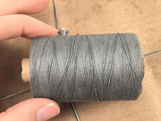 Rolle 50 Gramm "Zellwollzwirn" Feldgrau . Sie erhalten eine ( 1 ) Rolle aus der originalen Umverpackung.