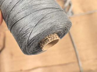 Rolle 50 Gramm "Zellwollzwirn" Feldgrau . Sie erhalten eine ( 1 ) Rolle aus der originalen Umverpackung.