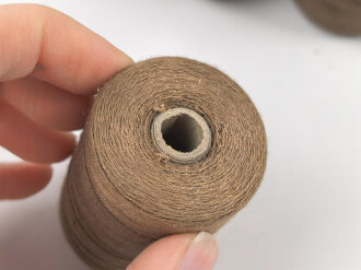 Rolle 50 Gramm Nähgarn braun. Sie erhalten eine ( 1 ) Rolle