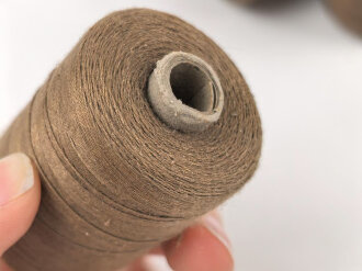 Rolle 50 Gramm Nähgarn braun. Sie erhalten eine ( 1 ) Rolle