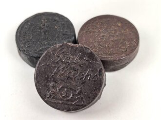 Drei Stück  Wachs für Lederzeug, Durchmesser je...