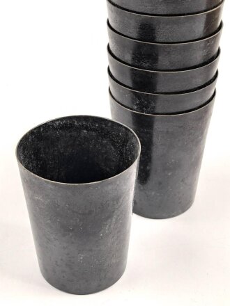 Becher aus dunkelbrauner Preßmasse,  ohne Bezeichnung. Höhe 8,5cm, ungereinigt und unbeschädigt. Sie erhalten ein ( 1 ) Stück