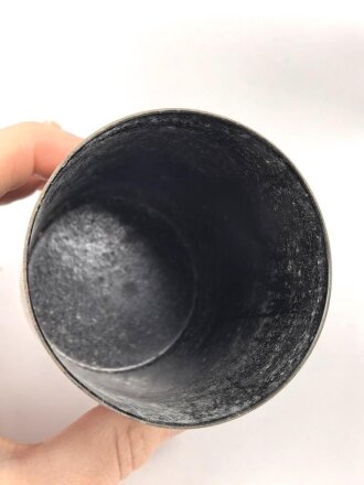 Becher aus dunkelbrauner Preßmasse,  ohne...