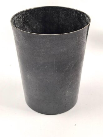 Becher aus dunkelbrauner Preßmasse,  ohne Bezeichnung. Höhe 8,5cm, ungereinigt und unbeschädigt. Sie erhalten ein ( 1 ) Stück