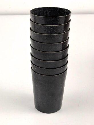 Becher aus dunkelbrauner Preßmasse,  ohne Bezeichnung. Höhe 8,5cm, ungereinigt und unbeschädigt. Sie erhalten ein ( 1 ) Stück