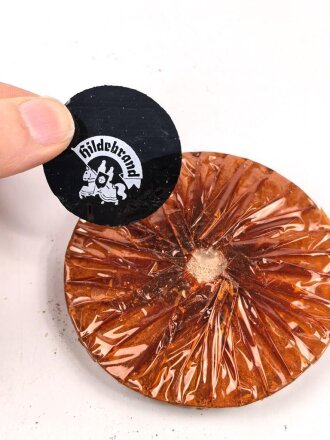 Halber Inhalt einer  Scho-ka-kola Dose Wehrmacht