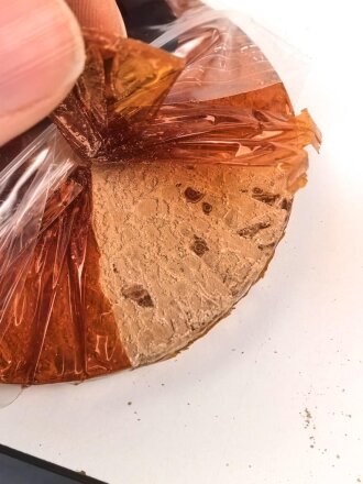 Halber Inhalt einer  Scho-ka-kola Dose Wehrmacht