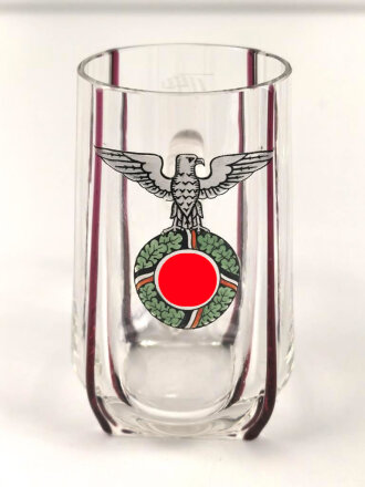 Trinkgefäß aus Glas mit Parteiadler. Unbeschädigtes Stück, Höhe 11cm