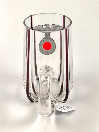 Trinkgefäß aus Glas mit Parteiadler. Unbeschädigtes Stück, Höhe 11cm