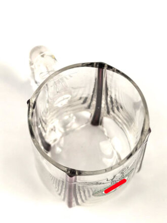 Trinkgefäß aus Glas mit Parteiadler. Unbeschädigtes Stück, Höhe 11cm