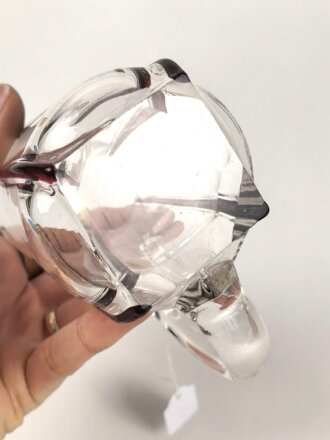 Trinkgefäß aus Glas mit Parteiadler. Unbeschädigtes Stück, Höhe 11cm