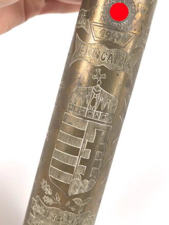 Russische Kartusche von 1941 als Erinnerungsgenstand vermutlich eines Ungarischen Soldaten. Das Hakenkreuz versucht zu entfernen, aber noch sichtbar. Gesamthöhe 31cm