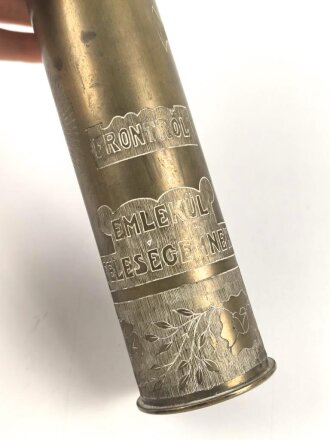 Russische Kartusche von 1941 als Erinnerungsgenstand vermutlich eines Ungarischen Soldaten. Das Hakenkreuz versucht zu entfernen, aber noch sichtbar. Gesamthöhe 31cm
