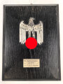 Wandplakette aus Holz. Aufgelegter , versilberter Heeresadler, Plakette " Für Bestleistungen 1937 Artillerie Regiment 9 Giessen" 19 x 25,5cm