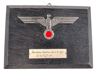 Wandplakette aus Holz. Aufgelegter , versilberter Heeresadler, Plakette " Dem besten Schützen des 4.Zuges der 4. NEA 30"  11 x 15cm