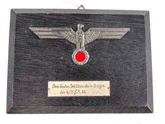 Wandplakette aus Holz. Aufgelegter , versilberter...