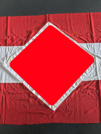 Hitlerjugend Fahne, im Stil einer Gefolgschaftsfahne aber ohne Spiegel. Leicht angeschmutzt, die Ringe abgeschnitten. Maße 115 x 180cm