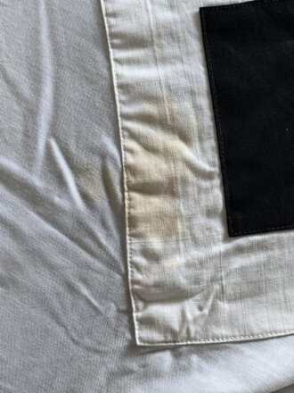 Hitlerjugend Fahne, im Stil einer Gefolgschaftsfahne aber ohne Spiegel. Leicht angeschmutzt, die Ringe abgeschnitten. Maße 115 x 180cm