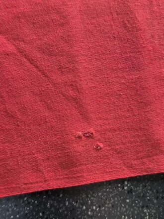 Hitlerjugend Fahne, im Stil einer Gefolgschaftsfahne aber ohne Spiegel. Leicht angeschmutzt, die Ringe abgeschnitten. Maße 115 x 180cm