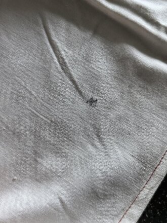 Hitlerjugend Fahne, im Stil einer Gefolgschaftsfahne aber ohne Spiegel. Leicht angeschmutzt, die Ringe abgeschnitten. Maße 115 x 180cm