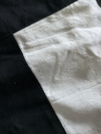 Hitlerjugend Fahne, im Stil einer Gefolgschaftsfahne aber ohne Spiegel. Leicht angeschmutzt, die Ringe abgeschnitten. Maße 115 x 180cm