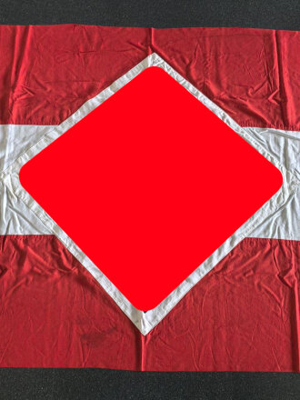 Hitlerjugend Fahne, im Stil einer Gefolgschaftsfahne aber ohne Spiegel. Leicht angeschmutzt, die Ringe abgeschnitten. Maße 115 x 180cm