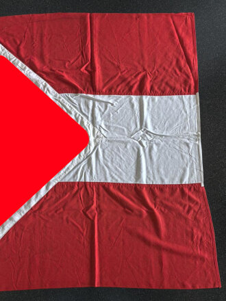 Hitlerjugend Fahne, im Stil einer Gefolgschaftsfahne aber ohne Spiegel. Leicht angeschmutzt, die Ringe abgeschnitten. Maße 115 x 180cm