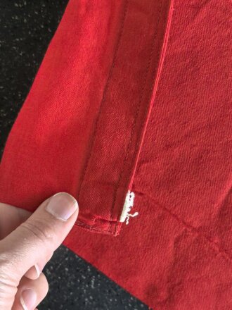 Hitlerjugend Fahne, im Stil einer Gefolgschaftsfahne aber ohne Spiegel. Leicht angeschmutzt, die Ringe abgeschnitten. Maße 115 x 180cm