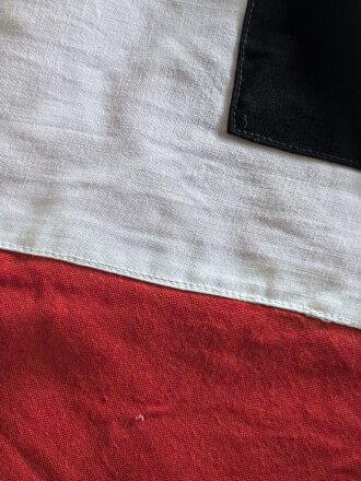 Hitlerjugend Fahne, im Stil einer Gefolgschaftsfahne aber ohne Spiegel. Leicht angeschmutzt, die Ringe abgeschnitten. Maße 115 x 180cm